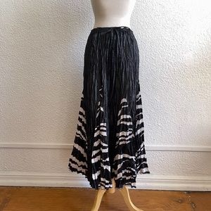 The Carrie Drop// Crinkle Black and White Skirt